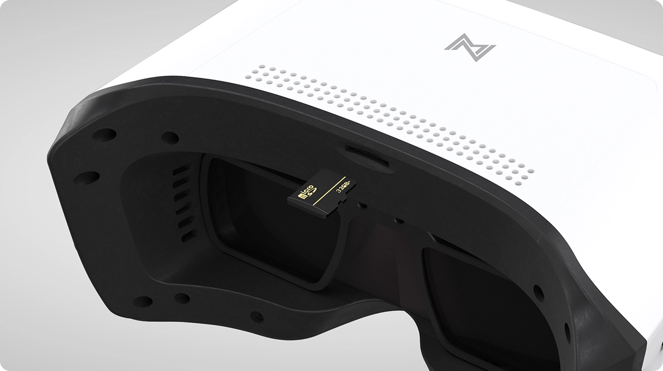 内置Micro SD卡槽，一键录像